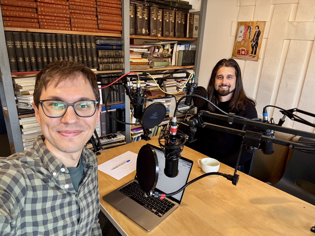 Natáčení podcastu, dva řečníci u mikrofonů