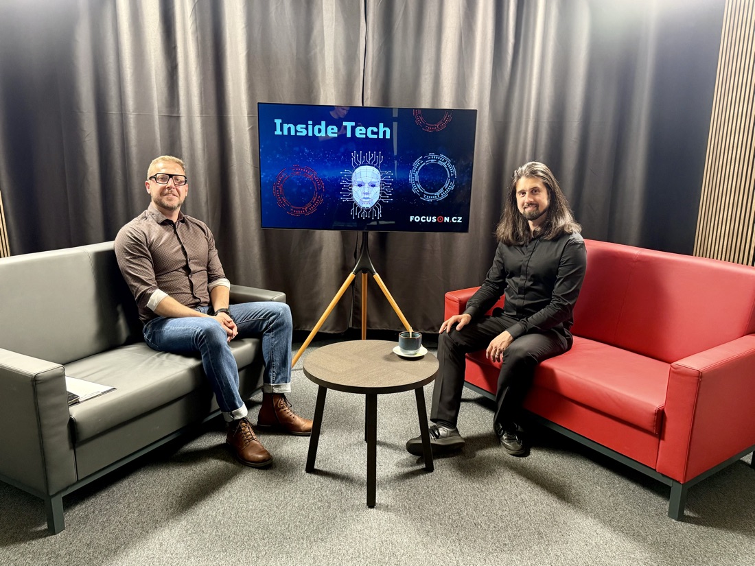 Rozhovor Inside Tech, dva hosté na pódiu